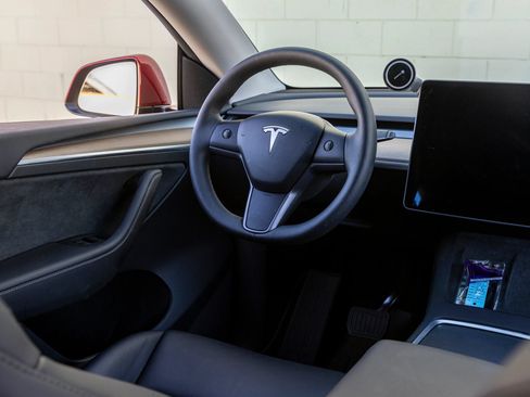 Used 2024 Tesla Model Y Long Range AWD/4WD image 25