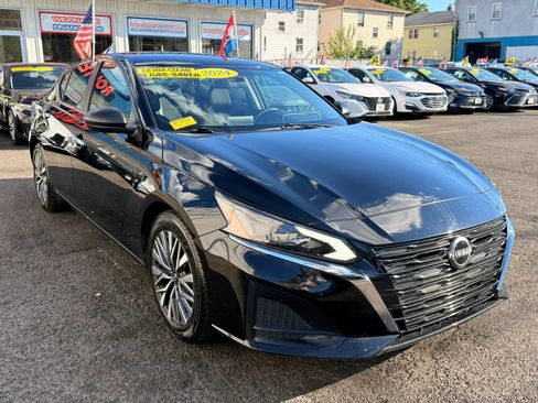 Used 2024 Nissan Altima 2.5 SV FWD image 2