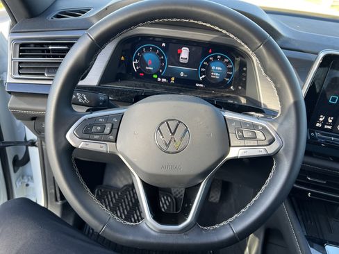 Certified 2025 Volkswagen Atlas Cross Sport SE w/ Panoramic Sunroof Package image 17