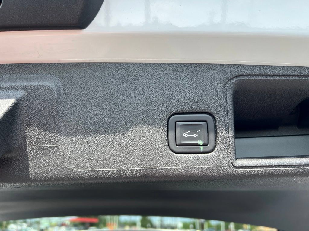Used 2023 GMC Terrain SLE w/ Driver Convenience Package FWD image 28