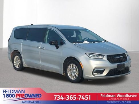 Used 2024 Chrysler Pacifica Touring-L image 1