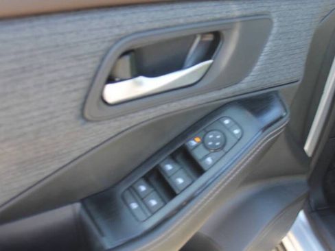 Used 2023 Nissan Rogue SV image 17