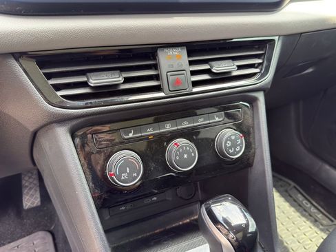 Used 2023 Volkswagen Taos SE w/ Panoramic Sunroof Package FWD image 14