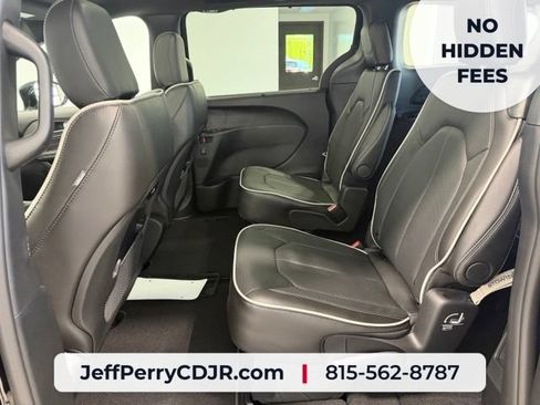 New 2027 Chrysler Pacifica Limited w/ Family Tech Group AWD/4WD image 26