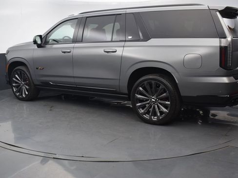 Certified 2026 Cadillac Escalade ESV V AWD/4WD image 3