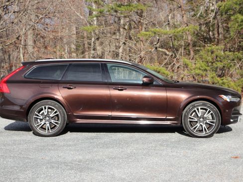 Used 2017 Volvo V90 T6 Cross Country AWD/4WD image 2