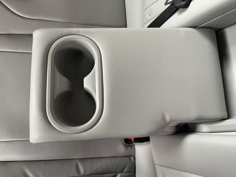 Used 2024 Hyundai Elantra Limited image 30