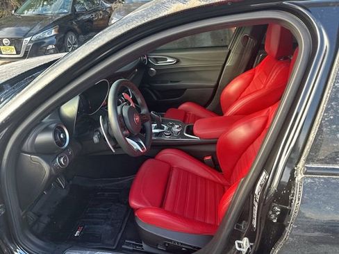 Used 2024 Alfa Romeo Giulia Veloce image 2