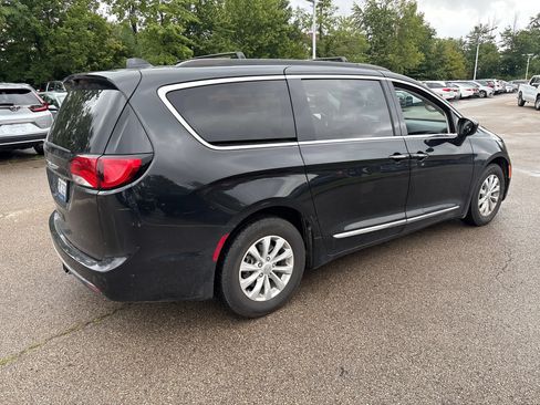 Used 2017 Chrysler Pacifica Touring-L FWD image 24