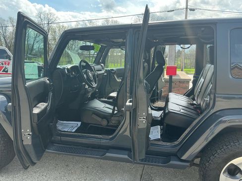 Used 2018 Jeep Wrangler Unlimited Sahara w/ Connectivity Group AWD/4WD image 9