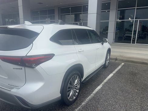 Used 2022 Toyota Highlander Platinum FWD image 3