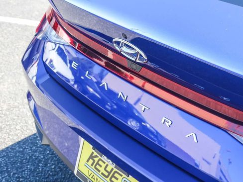 Used 2023 Hyundai Elantra SEL w/ Convenience Package image 9