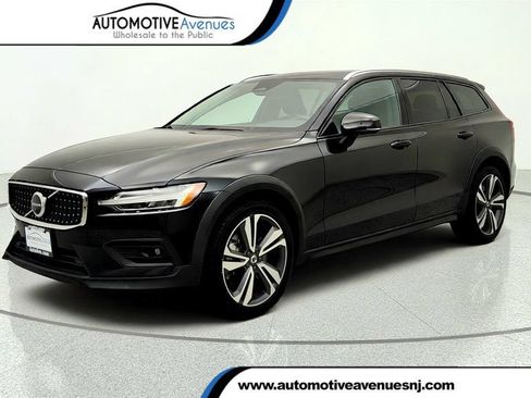 Used 2025 Volvo V60 B5 Cross Country Plus AWD/4WD image 1