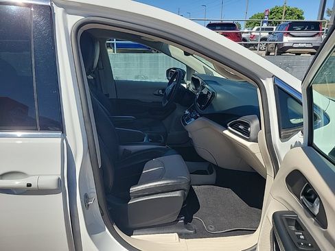 Used 2024 Chrysler Pacifica Touring-L FWD image 17