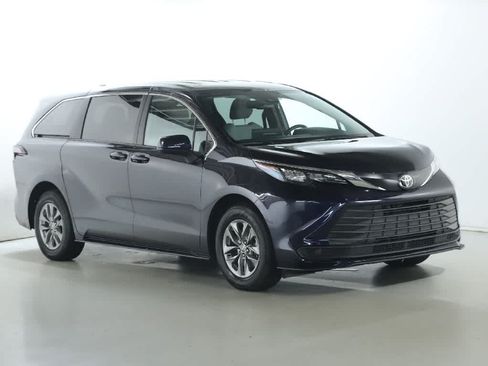 Used 2026 Toyota Sienna LE AWD/4WD image 9