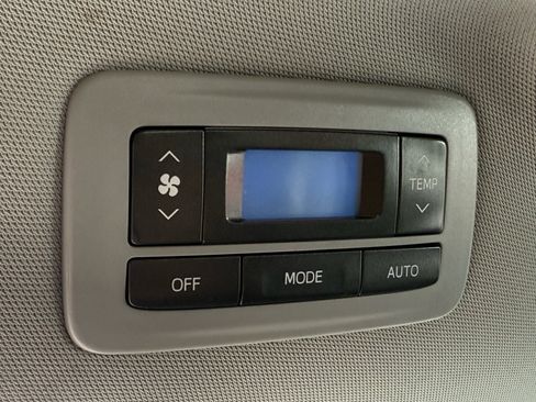 Used 2020 Toyota Sienna SE image 30