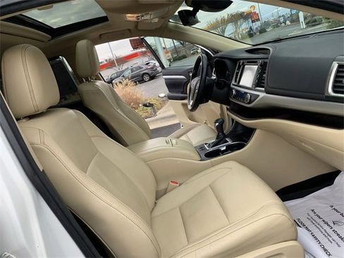 Used 2017 Toyota Highlander XLE image 14