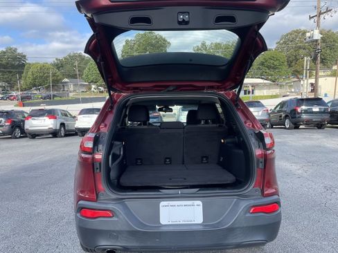 Used 2017 Jeep Cherokee Sport image 5