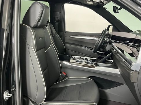 Used 2025 Cadillac Escalade ESV Premium Luxury image 34
