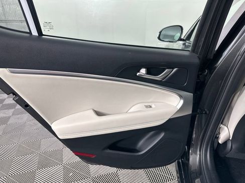 Used 2025 Genesis G70 2.5T RWD image 11