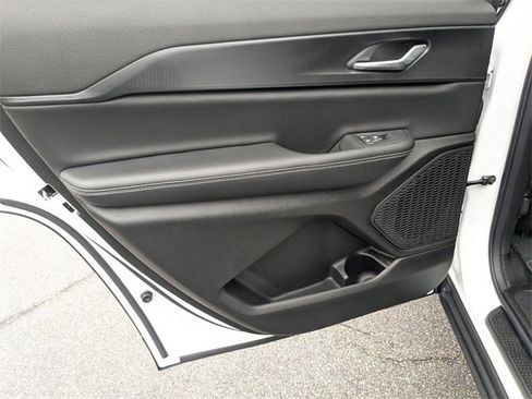 New 2025 Jeep Grand Cherokee L Laredo image 27