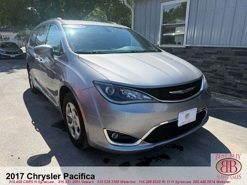 Used 2017 Chrysler Pacifica LX FWD image 1