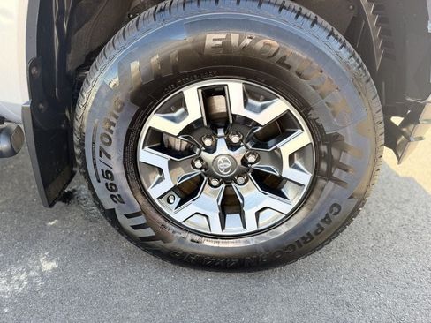 Used 2017 Toyota Tacoma TRD Sport w/ Tow Package (A/T) AWD/4WD image 8