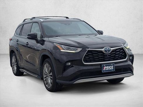 Used 2021 Toyota Highlander Platinum image 3