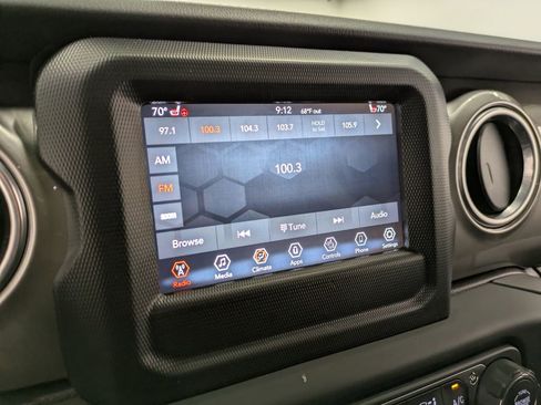 Used 2018 Jeep Wrangler Unlimited Sahara AWD/4WD image 12