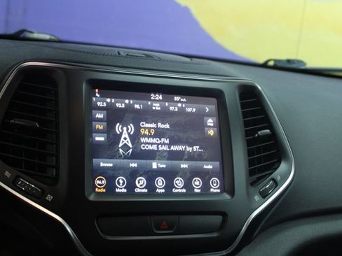 Used 2019 Jeep Cherokee Latitude w/ Cold Weather Group FWD image 19