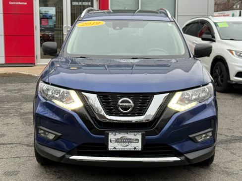 Used 2019 Nissan Rogue SV w/ Sun & Sound Touring Package image 2