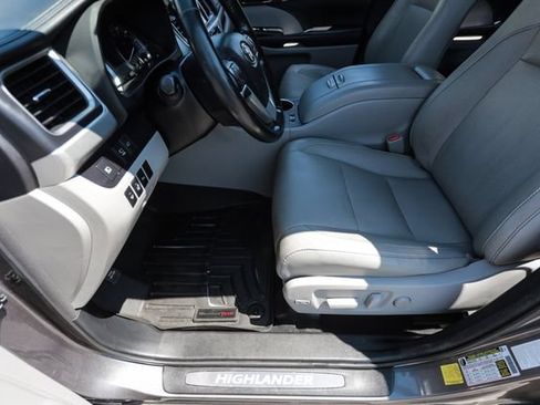 Used 2017 Toyota Highlander Limited Platinum AWD/4WD image 34