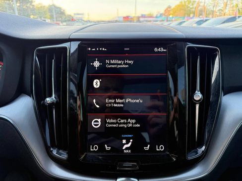 Used 2018 Volvo XC60 T5 Momentum w/ Vision Package image 20