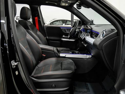 Used 2024 Mercedes-Benz GLB 35 AMG 4MATIC image 32