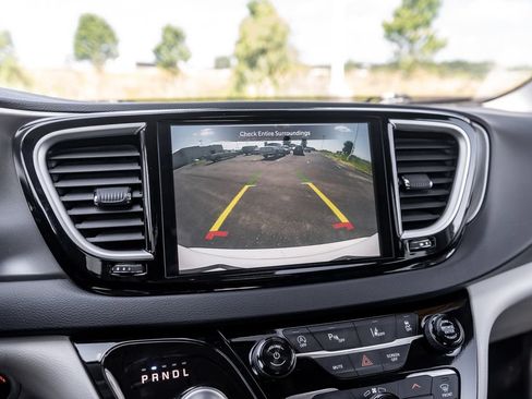 Used 2024 Chrysler Pacifica Touring-L FWD image 31