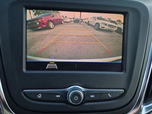 Used 2021 Chevrolet Equinox LS FWD image 13
