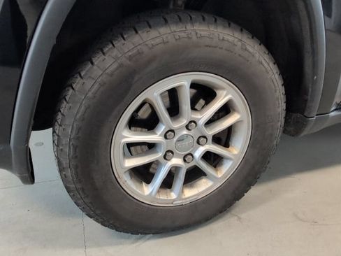 Used 2018 Jeep Grand Cherokee Laredo AWD/4WD image 9