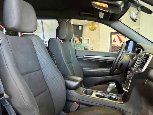 Used 2019 Jeep Grand Cherokee Laredo image 18