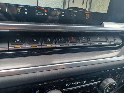 Used 2025 Chevrolet Silverado 1500 High Country AWD/4WD image 16