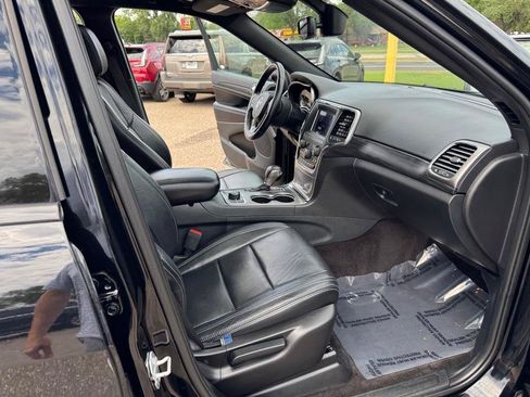 Used 2019 Jeep Grand Cherokee Laredo AWD/4WD image 28