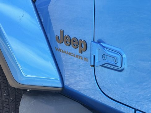 Used 2025 Jeep Wrangler Unlimited Sahara AWD/4WD image 35