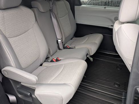 Used 2025 Toyota Sienna LE AWD/4WD image 18