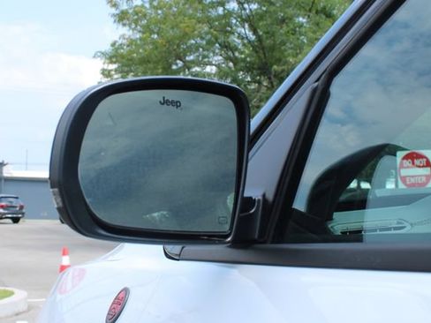 Used 2025 Jeep Compass Trailhawk w/ Trailhawk Convenience Group AWD/4WD image 8