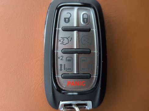 Used 2024 Chrysler Pacifica Pinnacle AWD/4WD image 32
