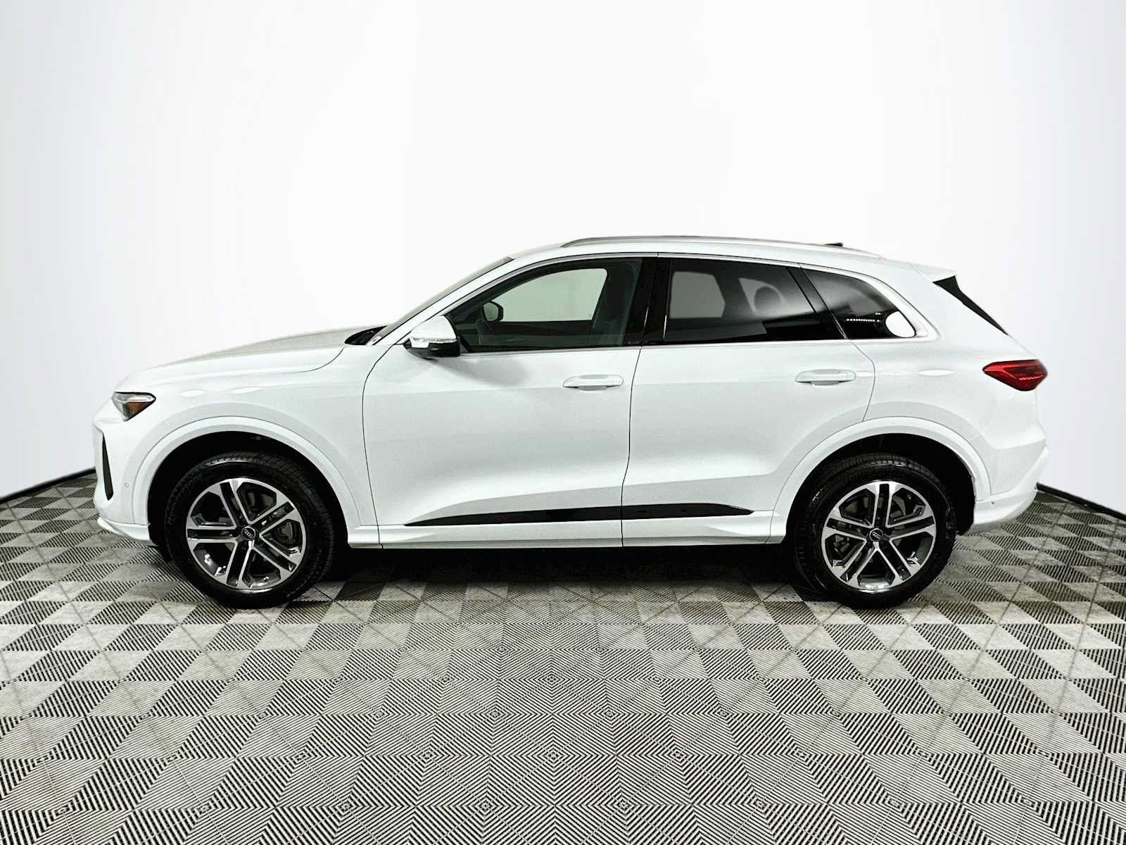 Certified 2025 Audi Q5 Premium w/ Premium Plus AWD/4WD image 4
