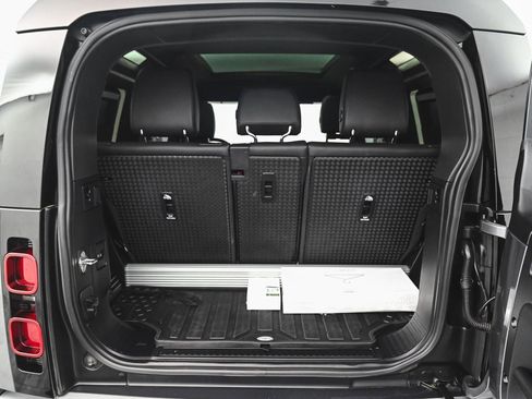 Used 2023 Land Rover Defender 90 S image 35
