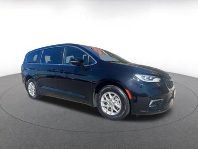 Used 2025 Chrysler Pacifica Select