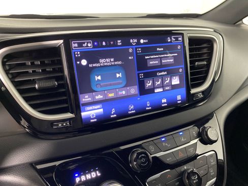 Used 2025 Chrysler Pacifica Select image 28