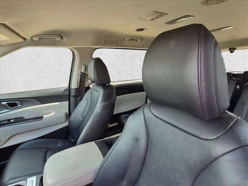 Used 2024 Kia Carnival LX FWD image 10