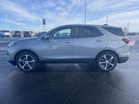 Used 2023 Chevrolet Equinox LT image 2
